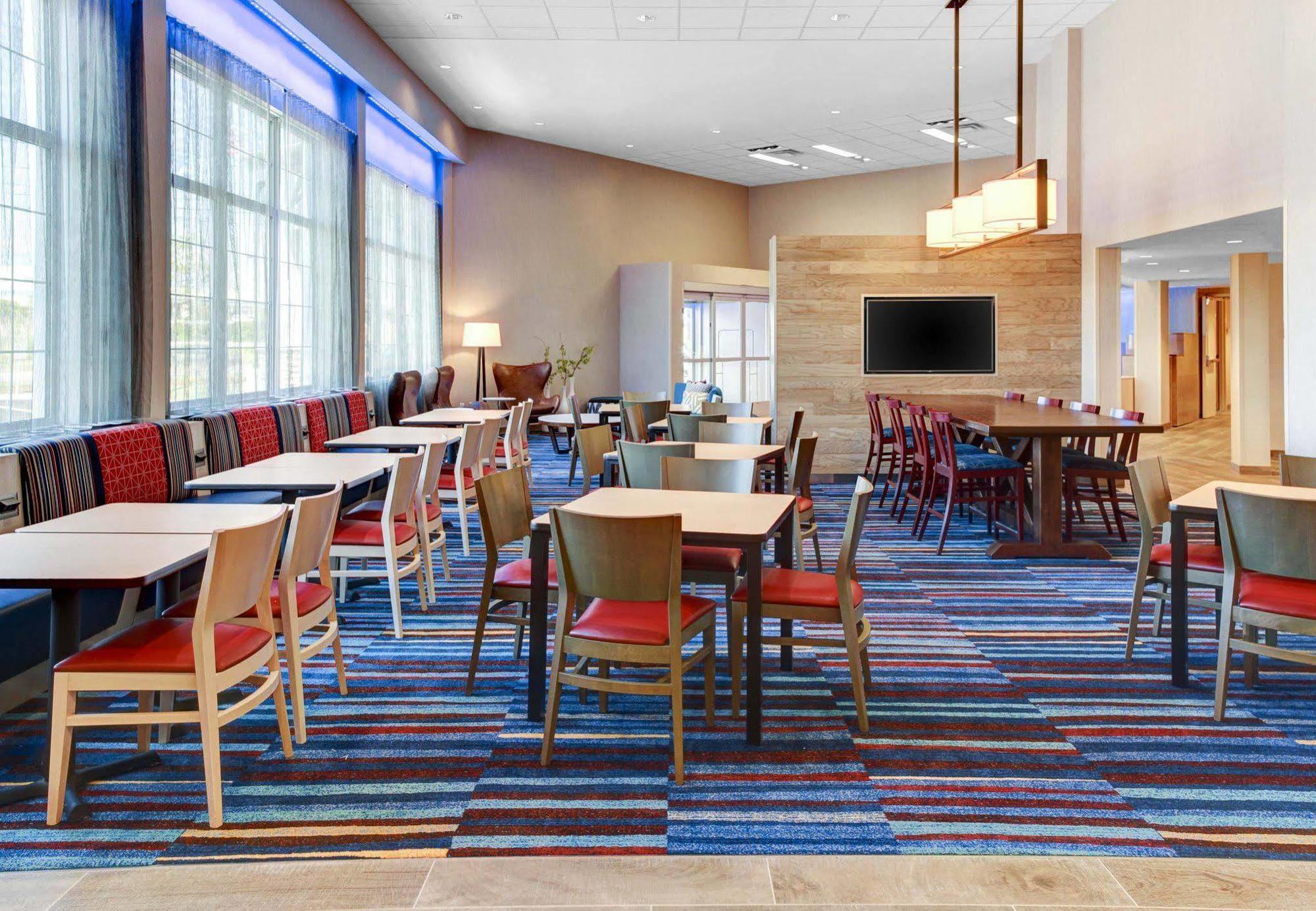 Fairfield Inn & Suites By Marriott Cape Cod Hyannis Exterior foto